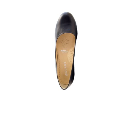 Beyaz arka planda siyah kadın ayakkabıları