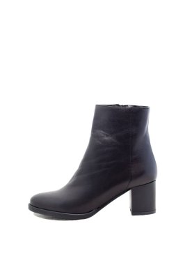 beyaz zemin üzerine siyah kadın çizme