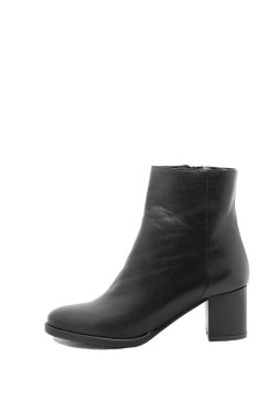 beyaz zemin üzerine siyah kadın çizme