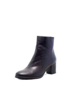 beyaz zemin üzerine siyah kadın çizme