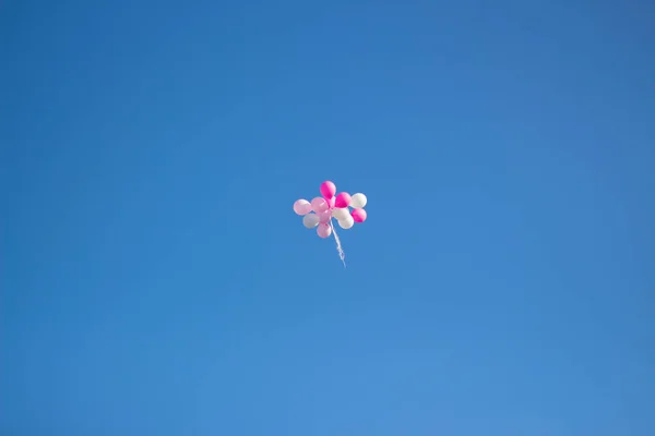 色とりどりの風船が空に飛んでください — ストック写真