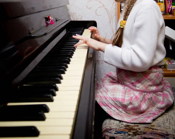 Petite Fille Jouant Piano — Photo