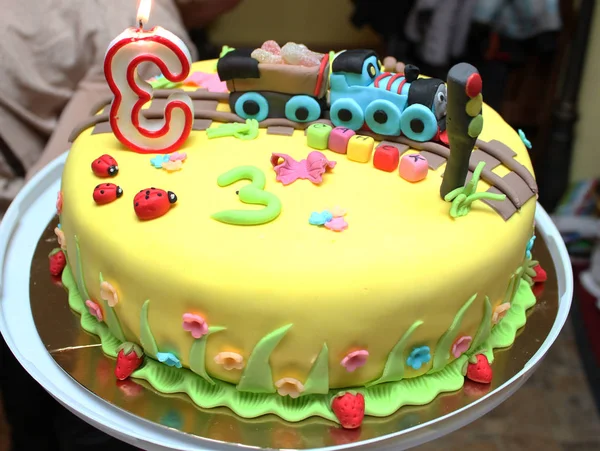 列車と子供のための誕生日ケーキ — ストック写真