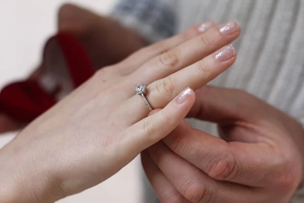 Guy Puts Wedding Ring Girl — Stock Photo, Image