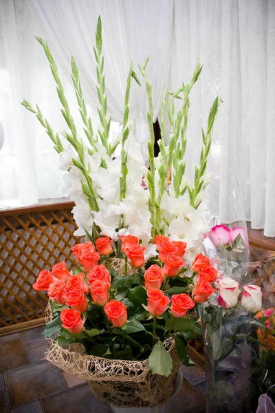 Bukiety Kwiatów Prezentowane Urodziny — Zdjęcie stockowe