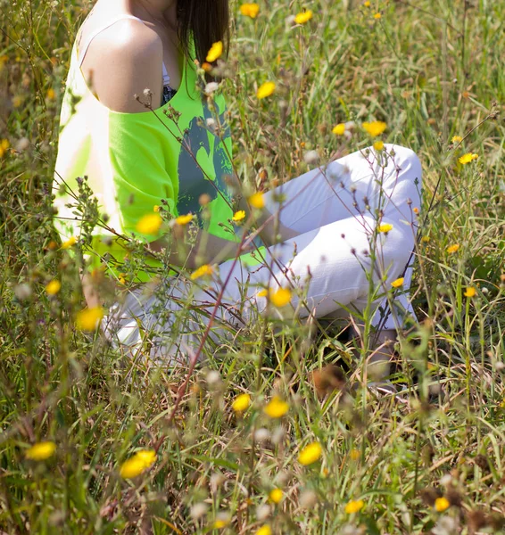 Ein Mädchen Sitzt Auf Einer Wiese Zwischen Wildblumen — Stockfoto