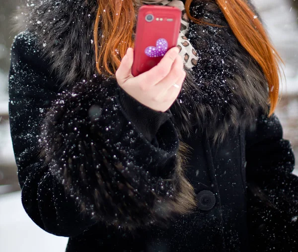 Meisje Winter Met Een Rode Telefoon — Stockfoto