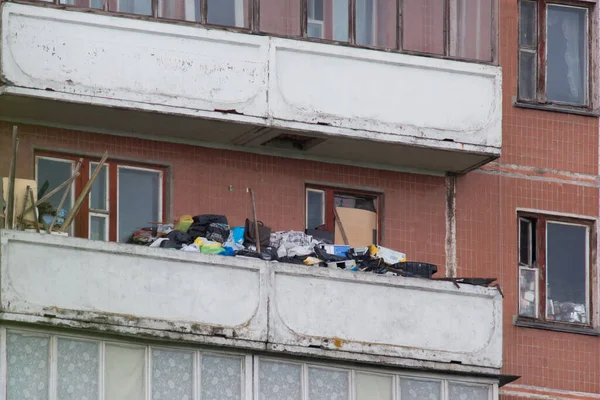05 / 03 / 2020 Kiev. Ukrayna. Zorunlu istifçilikten muzdarip insanların dairesindeki balkon, çöp ve diğer eşyalarla dolu.