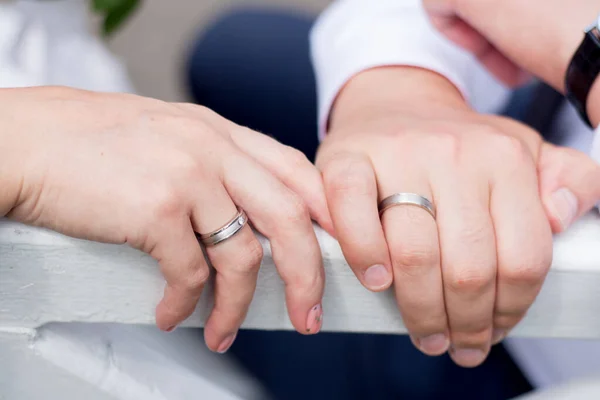 Manos Recién Casados Con Anillos Boda — Foto de Stock