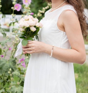 Yanında buket olan gelin.