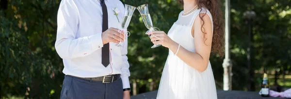 Menyasszony Vőlegény Kezében Esküvői Szemüveg — Stock Fotó