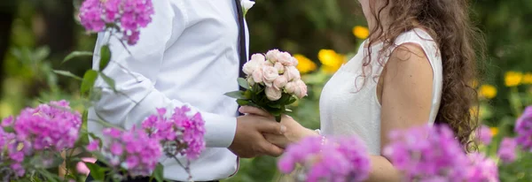 新婚夫妇一起捧着一束花 — 图库照片
