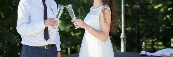 Noiva Noivo Segurando Óculos Casamento — Fotografia de Stock