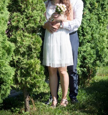 Yeni evliler buketi bir arada tutarlar.