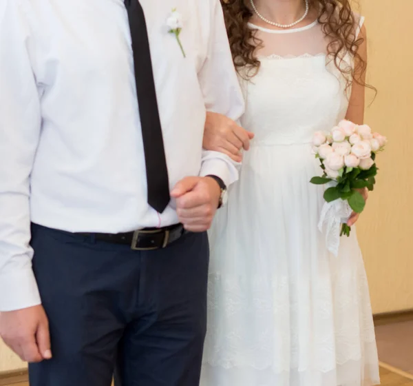 Nygifta Står Registratorskontoret — Stockfoto