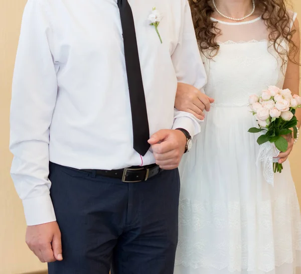 Newlyweds Stand Registry Office — Stock Photo, Image