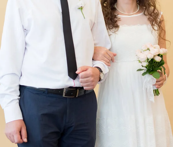 Nygifta Står Registratorskontoret — Stockfoto