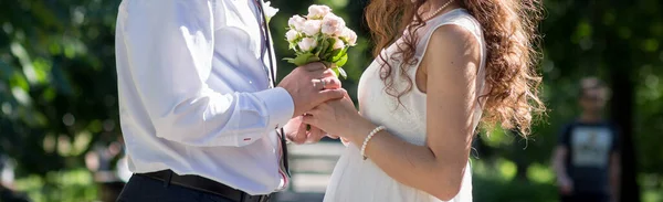 Recém Casados Segurar Buquê Juntos — Fotografia de Stock