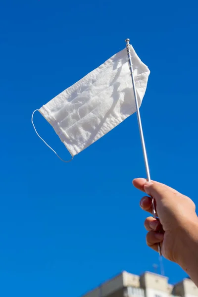 Máscara Médica Asta Bandera Bandera Blanca Fondo Edificios Gran Altura — Foto de Stock