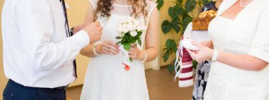 Gelin ve damat yüzük takıyor.