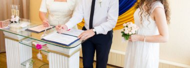 Nüfus dairesinde gelinin imzası.