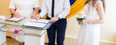 Nüfus dairesinde gelinin imzası.