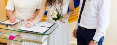 Nüfus dairesinde gelinin imzası.