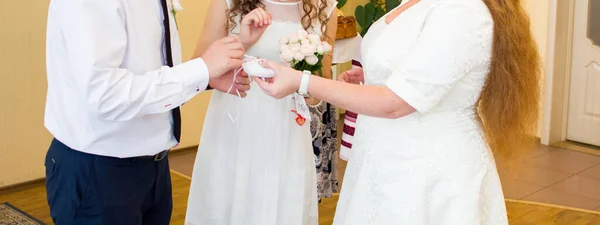 新娘和新郎交换戒指 — 图库照片