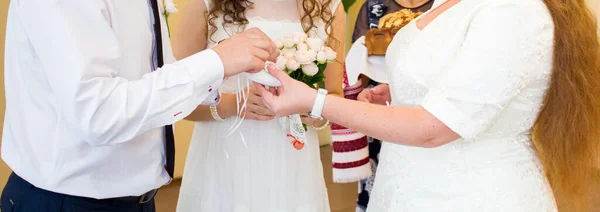 Bride Groom Exchange Rings — Stock Photo, Image