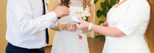 Bride Groom Exchange Rings — Stock Photo, Image