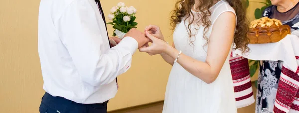 Nevěsta Ženich Vyměňují Prsteny — Stock fotografie