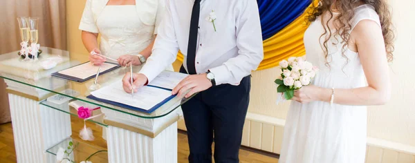 Grooms Bruid Teken Het Register Kantoor — Stockfoto