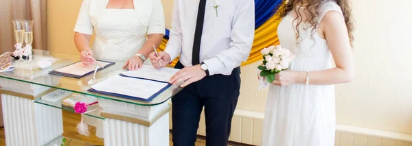 登记办公室的新娘签名新郎 — 图库照片