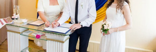 Vőlegény Menyasszony Aláírása Anyakönyvi Hivatalban — Stock Fotó