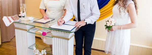 登记办公室的新娘签名新郎 — 图库照片