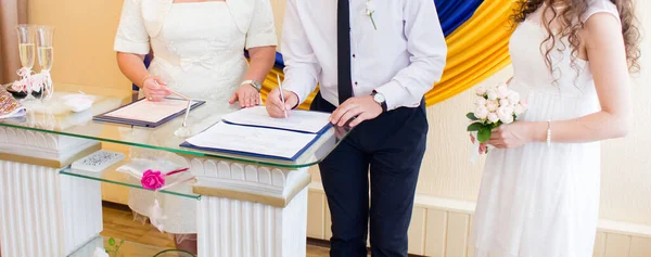 Женихи Невесты Подписываются Загсе — стоковое фото