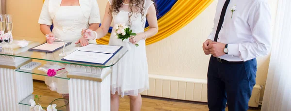 Ženich Podepíše Nevěstu Matrice — Stock fotografie
