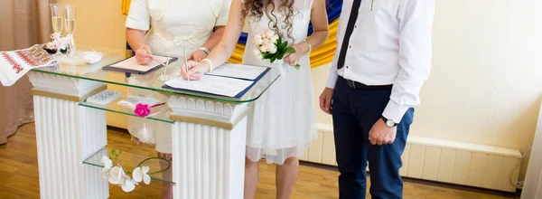 Sposi Segno Della Sposa Nell Ufficio Del Registro — Foto Stock