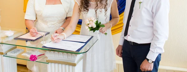 Grooms Bruid Teken Het Register Kantoor — Stockfoto