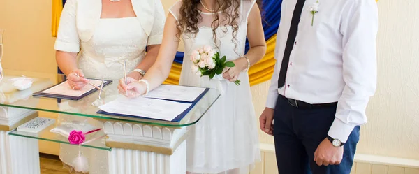 Grooms Bruid Teken Het Register Kantoor — Stockfoto