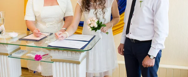 Toiletter Mariée Signe Dans Bureau Enregistrement — Photo