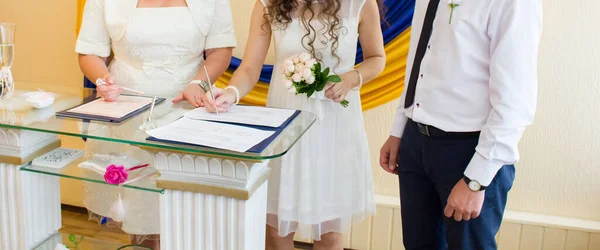 Grooms Bruid Teken Het Register Kantoor — Stockfoto