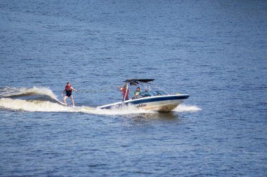 Tatilciler nehirde tekne ve tekneye biniyor. Dinyeper Nehri, Kiev
