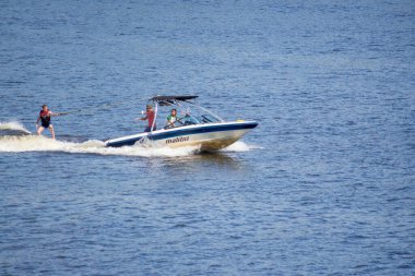 Tatilciler nehirde tekne ve tekneye biniyor. Dinyeper Nehri, Kiev