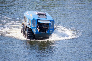 Tekerlekli arazi aracı suda amfibi. Kiev 'deki Dinyeper boyunca gezintiler