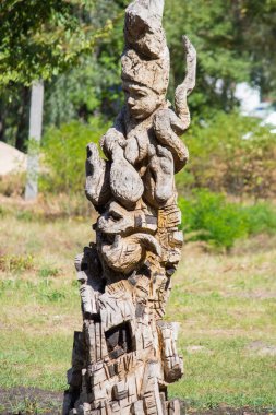 Tahta figürler insan şeklinde.