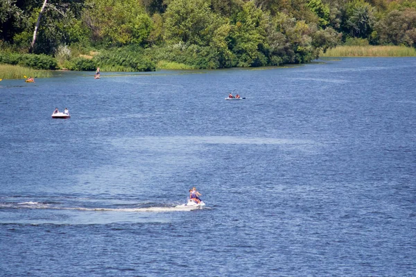 Tatilciler Nehirde Tekne Tekneye Biniyor Dinyeper Nehri Kiev — Stok fotoğraf