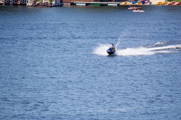 Los Turistas Montan Barcos Botes Río Río Dnieper Kiev —  Fotos de Stock