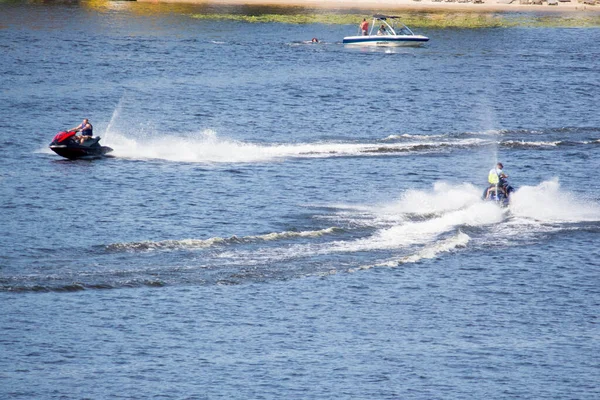 Tatilciler Nehirde Tekne Tekneye Biniyor Dinyeper Nehri Kiev — Stok fotoğraf