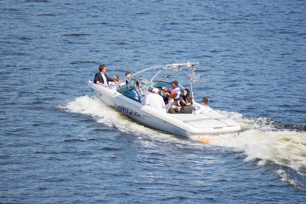 Los Turistas Montan Barcos Botes Río Río Dnieper Kiev — Foto de Stock